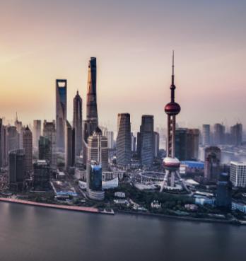 三、毕业真实薪资怎么样？就业去向都去哪了？很多人关心读政法出来能挣多少钱，这个