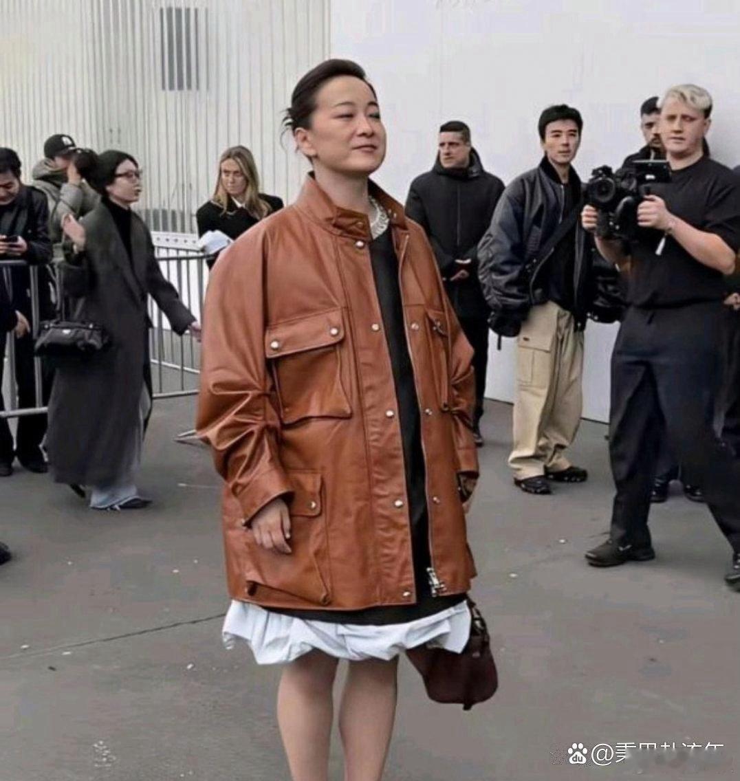 贾玲亮相米兰时装周，气质和以前完全不一样，简直判若两人！​​​