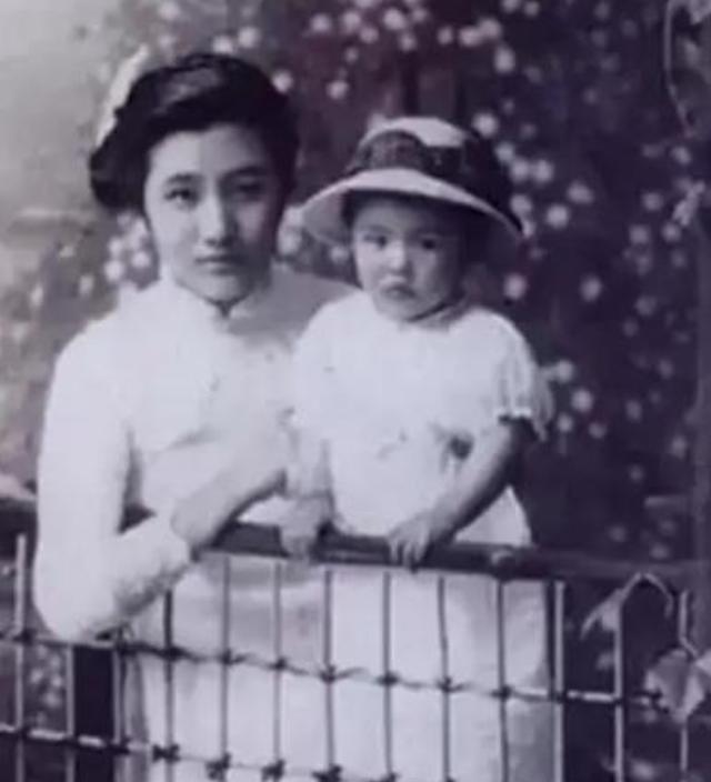 1925年，连生4女的董竹君，为了让丈夫有个儿子，冒险怀第5胎。谁知，丈夫见她爱