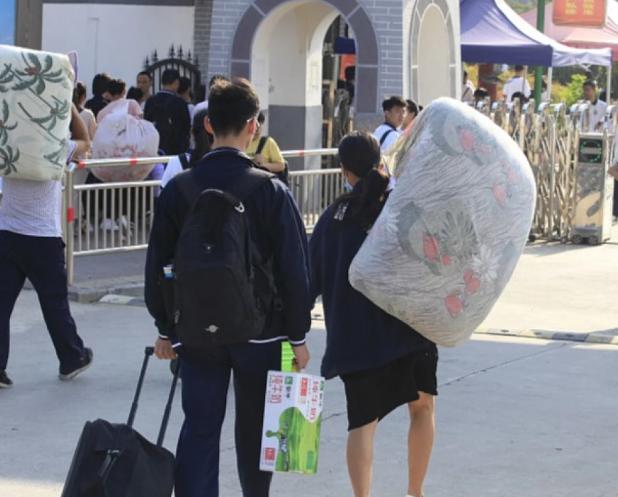 大学刚开学，家长群彻底炸开了。原因只有一个：生活费。九成以上的孩子靠爸妈打钱，可