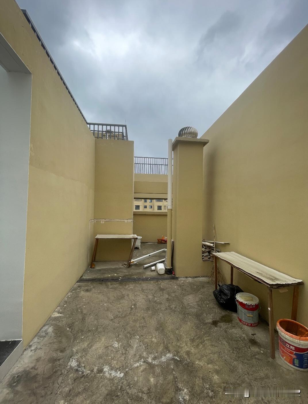 露台不像露台，天井不像天井，请问屋顶从书房出来的赠送的私家露台这么块地方能干吗？