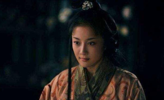 公元200年，张飞在路过沛国谯县时，偶遇了一位貌美的砍柴女子，于是张飞就要将其抱