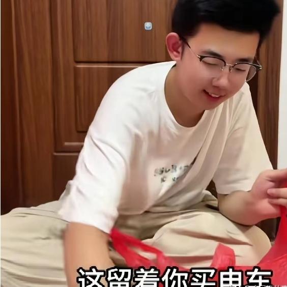 安徽一男孩，高考结束回家后，一把将妈妈拉进房间里，神神秘秘拿出一个袋子：“妈妈，