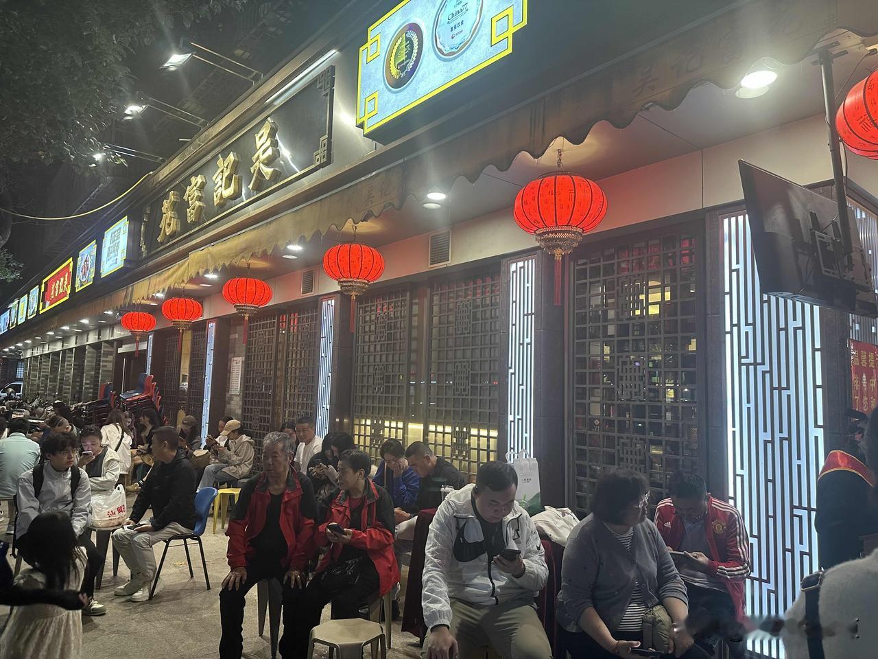 打卡汕头吴记富苑酒家，这个＂大排档＂的排场真的没见过该店在汕头非常有名，老板