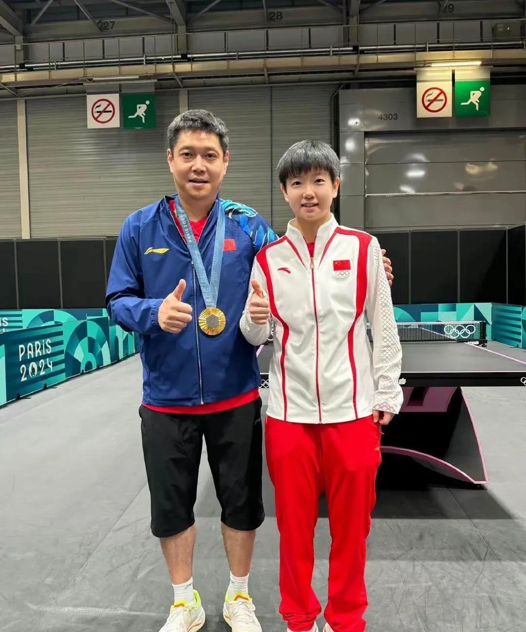 邱贻可和陈玘、张超一起直播，网友问邱贻可:“莎莎反手练得怎么样？”邱贻可吞吞吐吐
