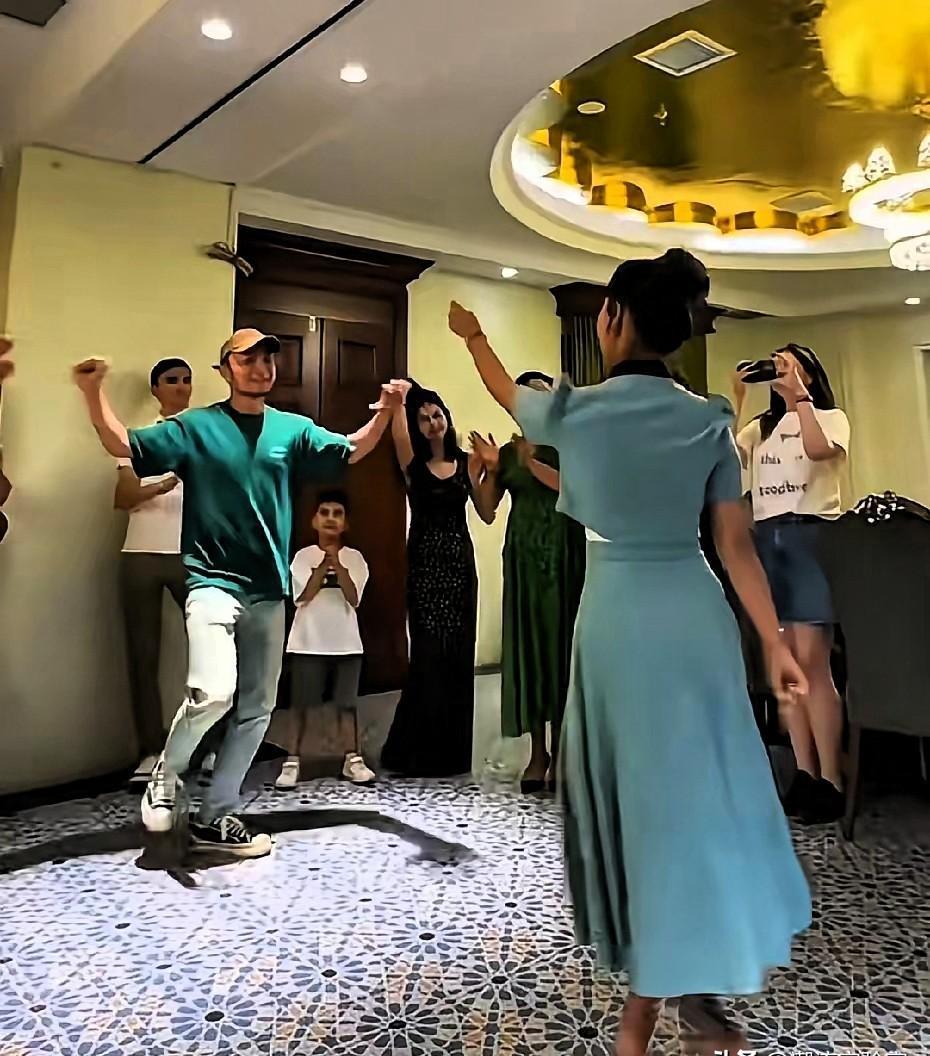 刚结束春晚直播，他扭头就冲向了机场。往返2400公里，就为一顿年夜饭。你算算