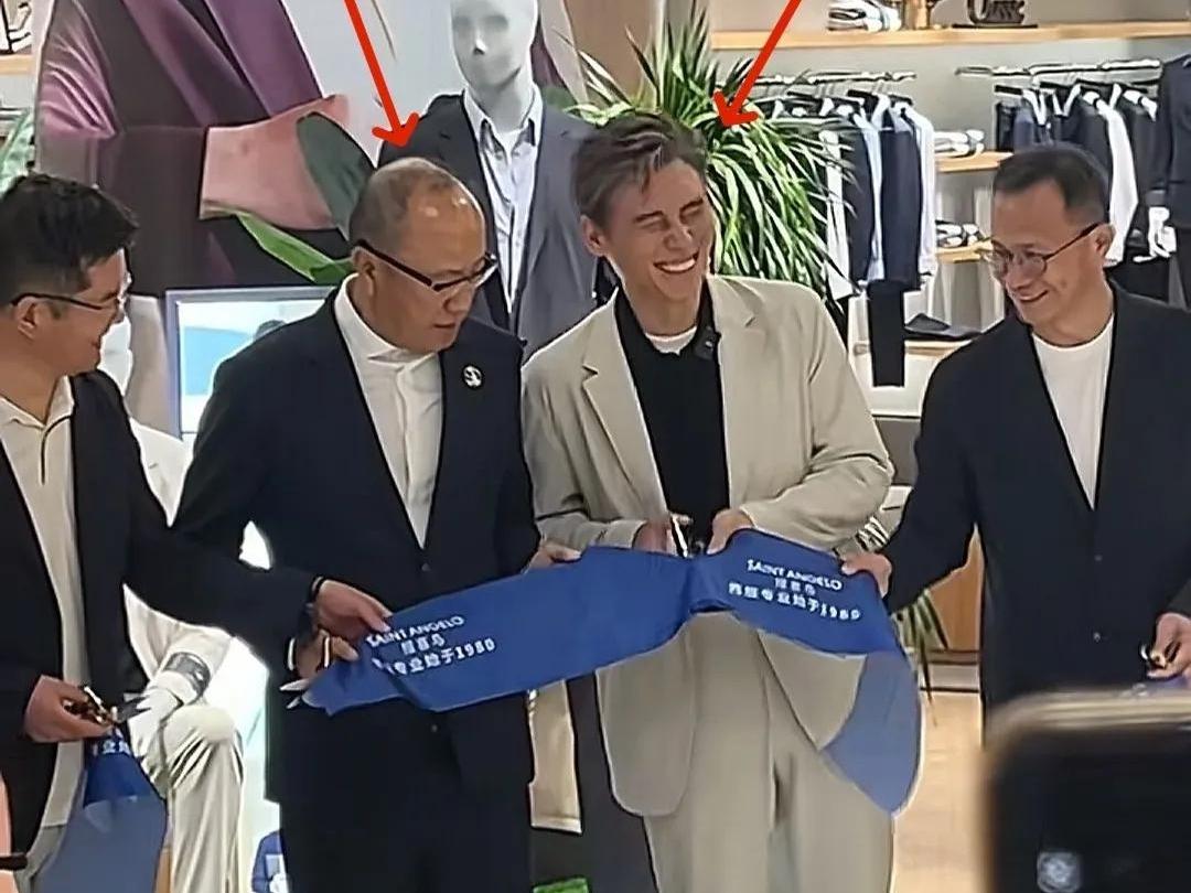 李乃文这回捅大娄子了！剪彩现场丢彩头，品牌领导脸都黑了昨天刷到李乃文的代言