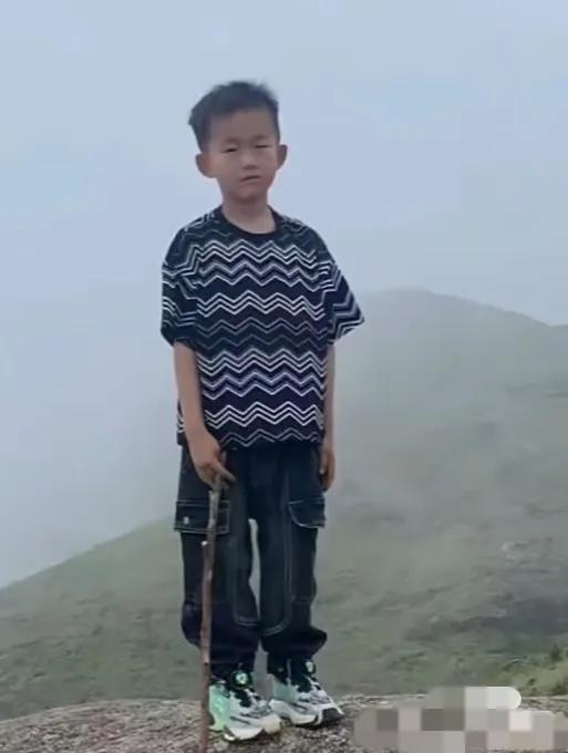 福建8岁男孩山上走失，最新消息如下。5月4日，福建莆田一家人在仙游县石谷解游玩