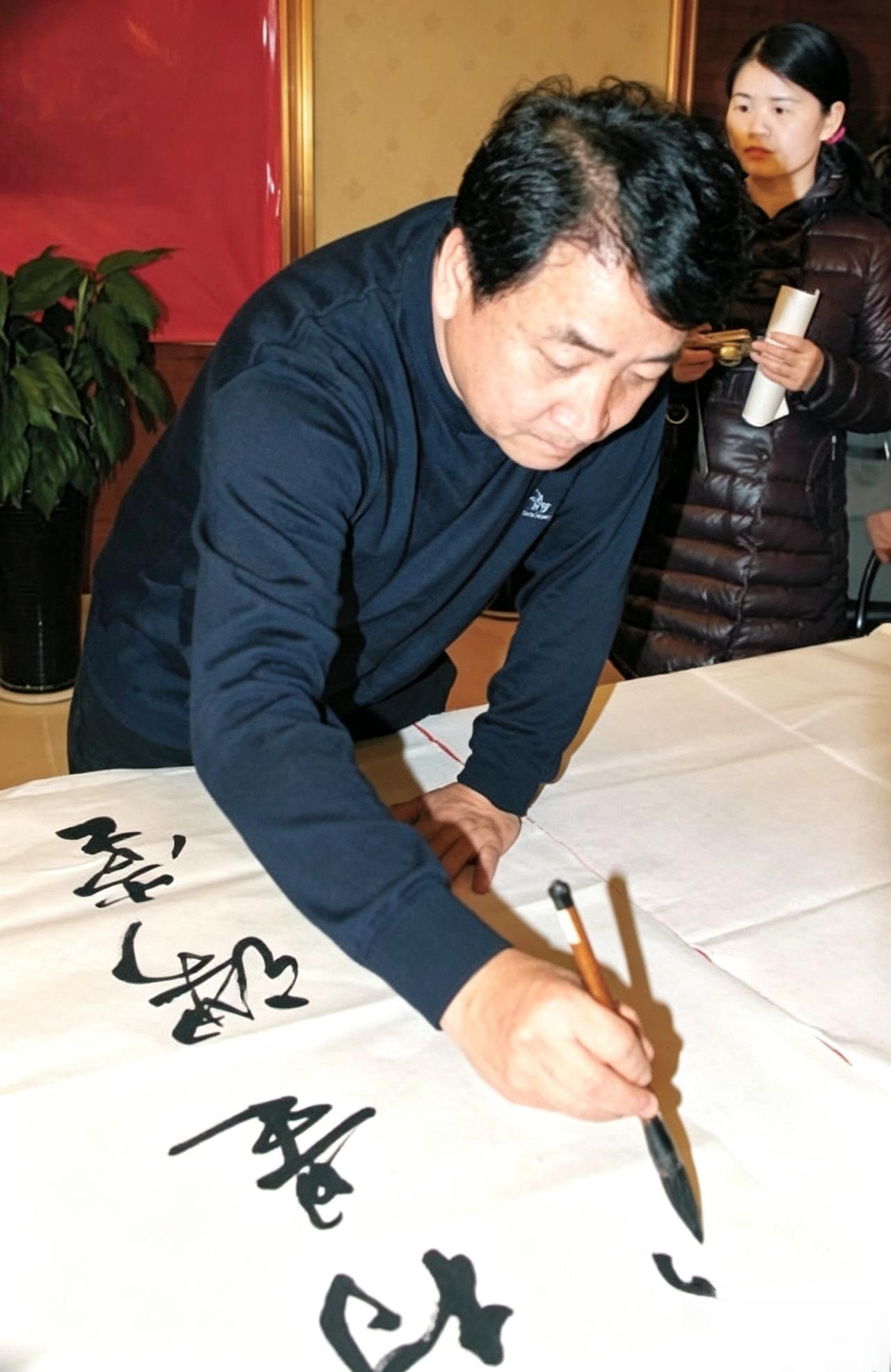 别只记得姜昆说相声，他的书法作品你怎么看？舞台上，他是谈笑风生的相声名家。生
