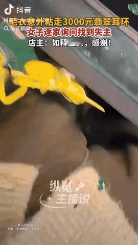 广东揭阳，一女子来到玉器市场选购翡翠，不料，女子的毛衣意外粘上了价值3000元的
