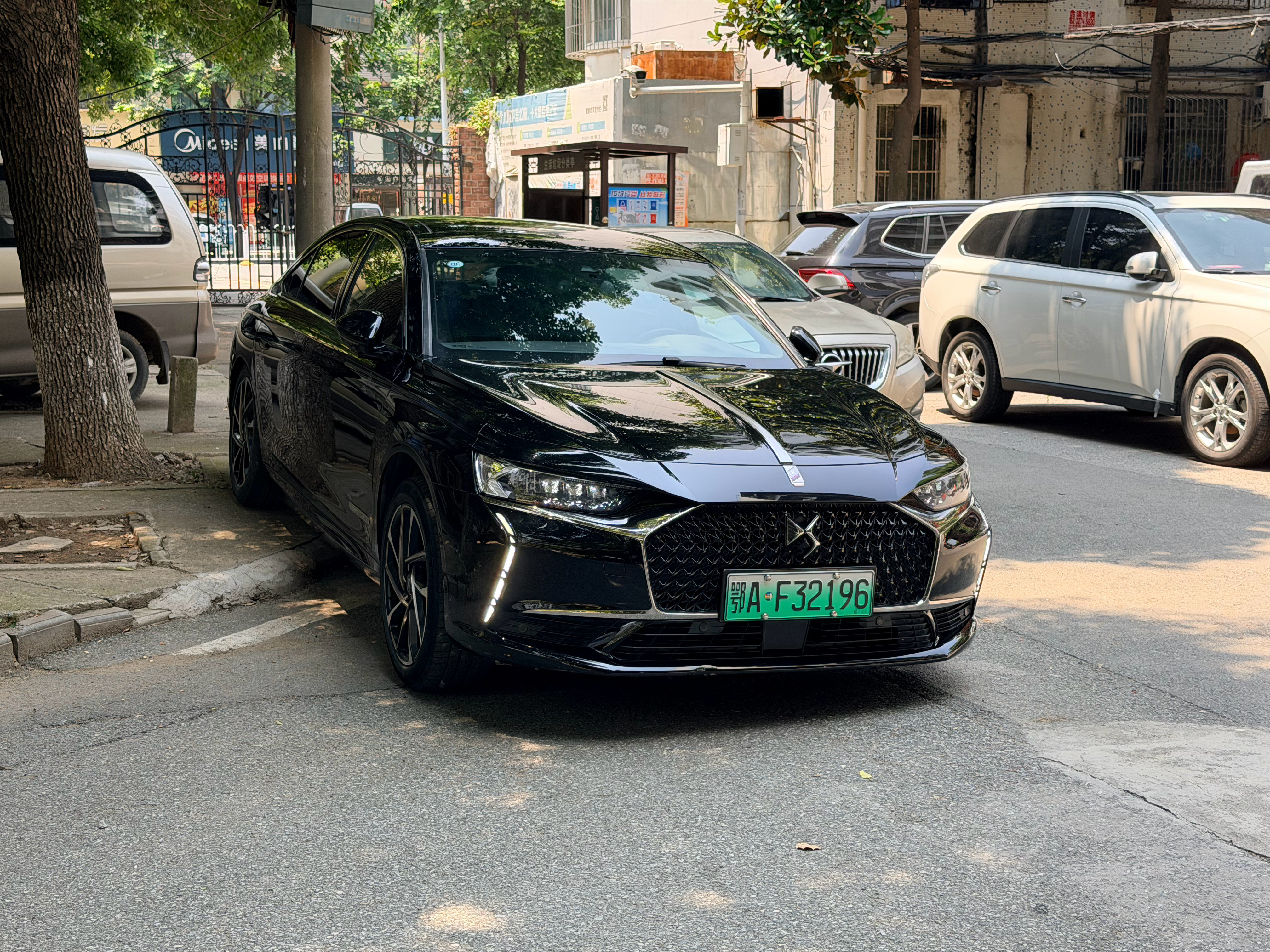 没地方停车，只能花35块钱，让老板洗车帮忙停车，洗完真香，果然保护油漆最好的办法
