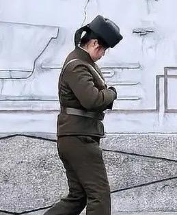 在朝鲜，三个本该穿着校服奔跑的少年，竟将魔爪伸向一位22岁的保家卫国的女军人。性