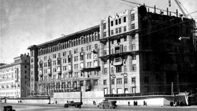 1973年北京饭店建到14层，危及中南海安全，汪东兴细心及时发觉北京饭店作为首