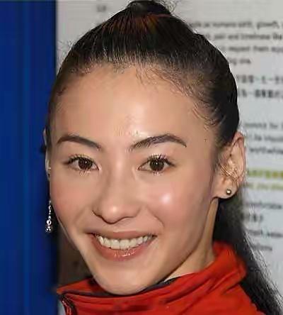 张柏芝的面相带有非常鲜明的邪气、冲克特征。她说话时嘴角偏斜，静止时唇界模糊，且嘴角天生容易下垂，唇无
