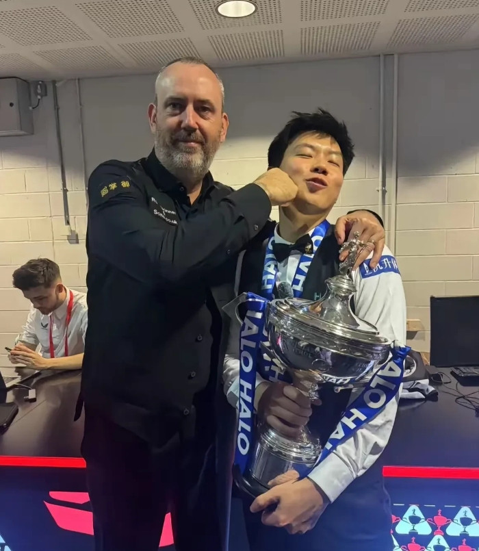 赵心童获中国首个世锦赛冠军，赛后被马叔“欺负了”台上打不过，台下动手了。你们是否