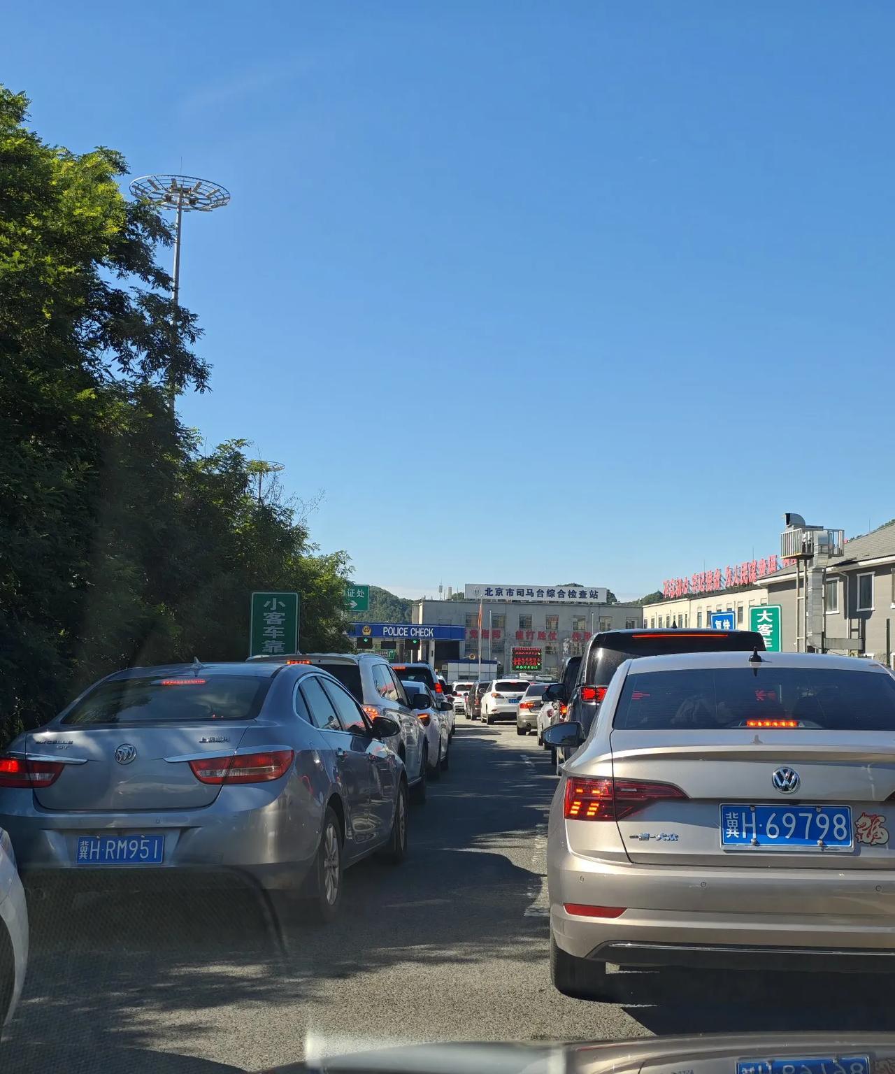 承德这两天早晚很凉快，但白天暴晒。昨天因北京有事，不得不返回，走大广高速，出了金