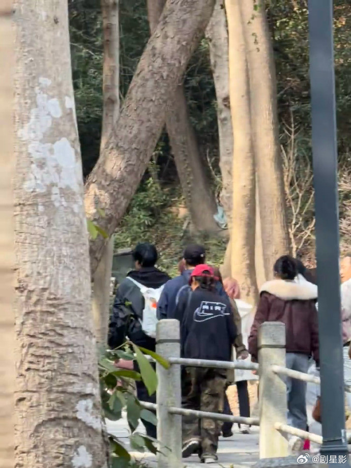 灵隐寺偶遇董思成居然能够在杭州的灵隐寺偶遇董思成，真的是好羡慕呀！真的好帅气