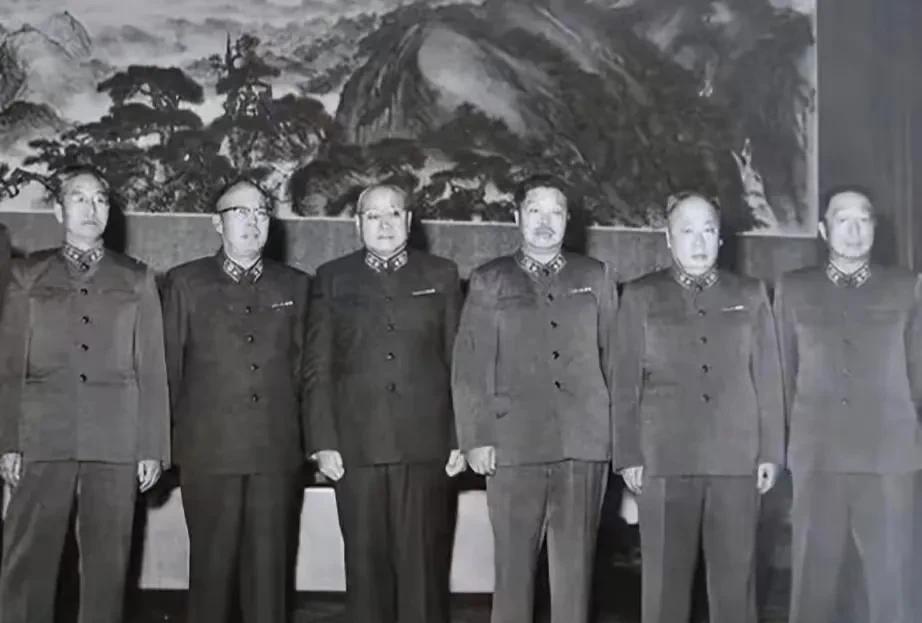 能认识照片中这六个人的绝对不是普通人。在一次开会时，六位元帅留下了这张珍贵的合