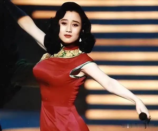 你敢信吗？当年整个香港娱乐圈联手欺负了一个内地女孩儿整整6年。身为选美冠军，她