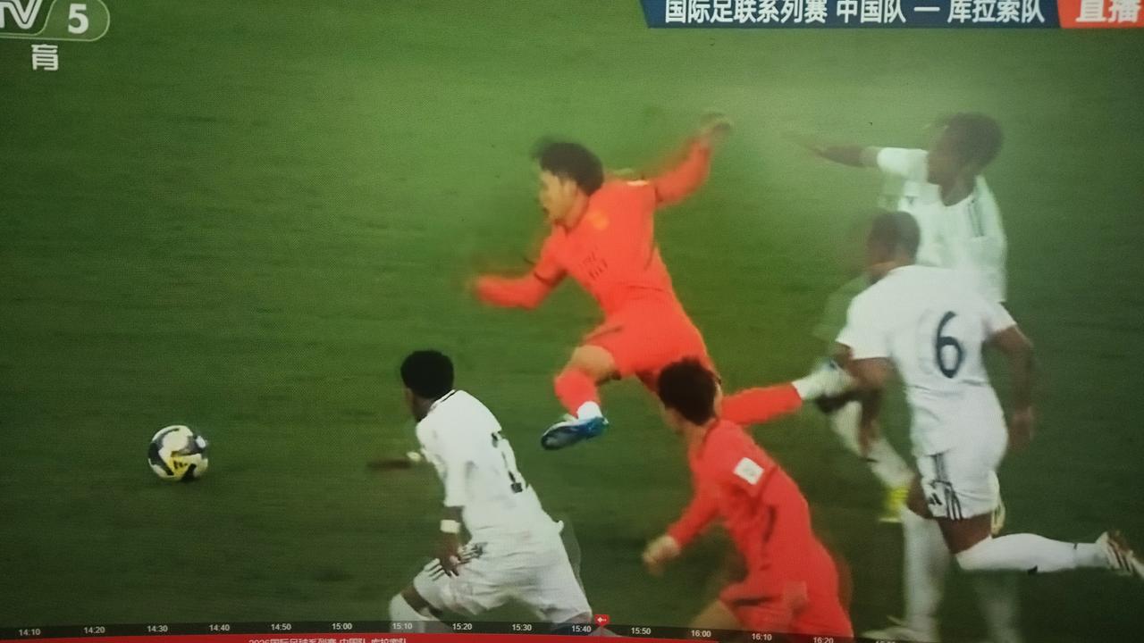 。新组建的中国足球队以2:0战胜了库拉索队。这是邵佳一上任的开门红。但是，我并没