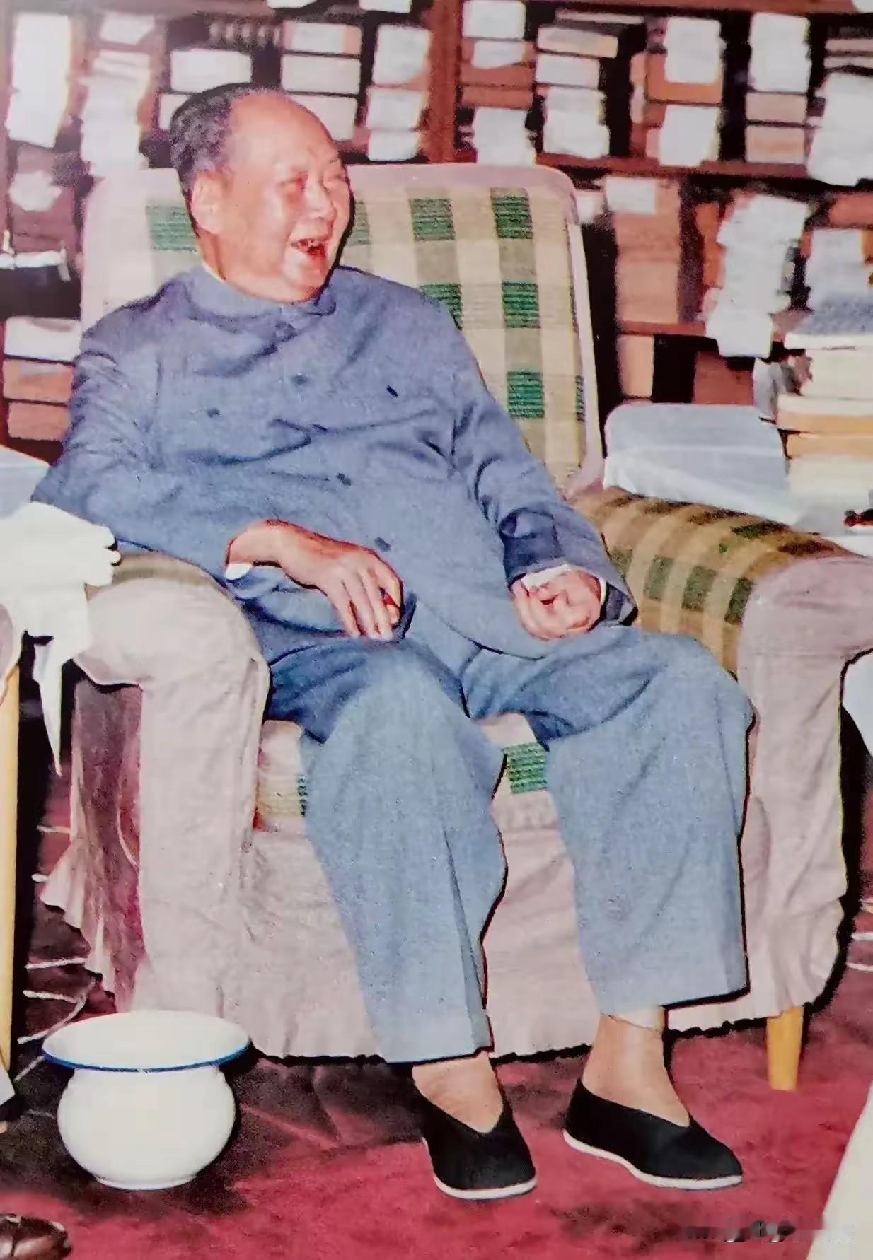这张照片定格了毛主席晚年温润谦和的模样。他身着朴素的人民服，脚踩家常布鞋，生活作