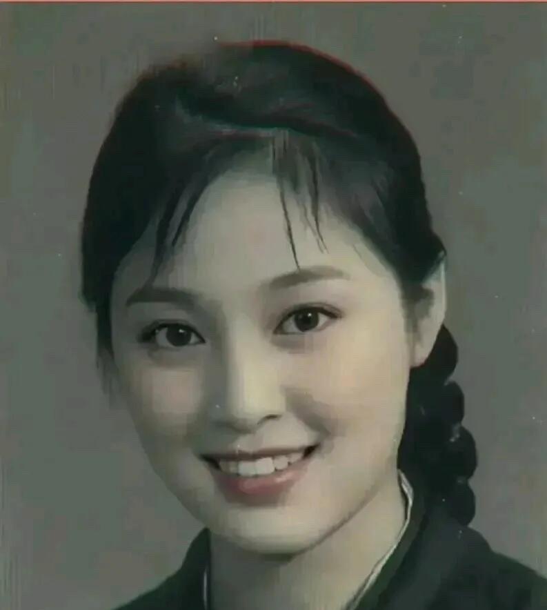 这才是九十年代的第一美女，比赵明明和沈傲君都要漂亮。一双明亮的大眼睛特别灵动，留