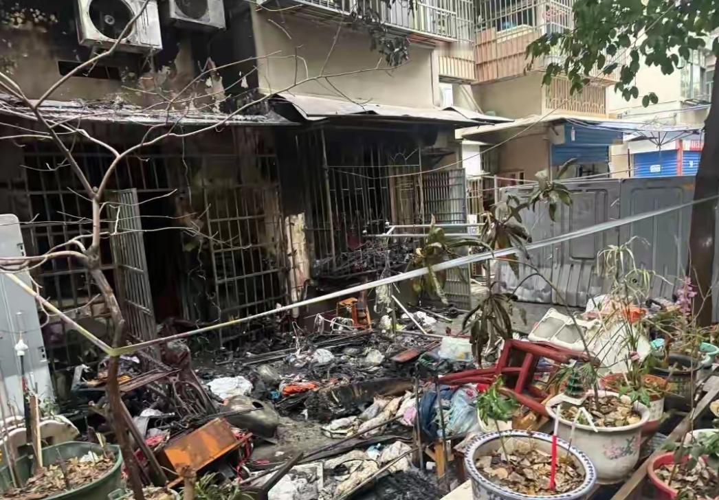 一片唏嘘！湖南长沙，一名72岁老人和儿子生活在一起，晚上家里突然着火，儿子带着老