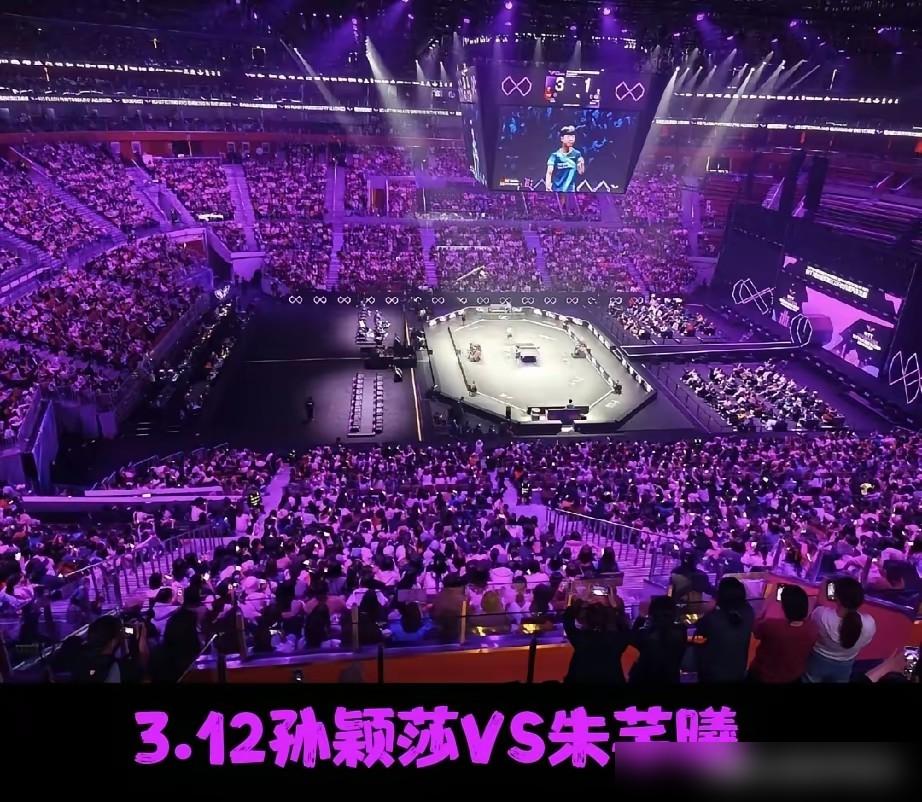 刚赢完重庆冠军赛首轮，孙颖莎当场扯下护腕，右腕红得发亮，拽着马琳邱贻可就练勾手发