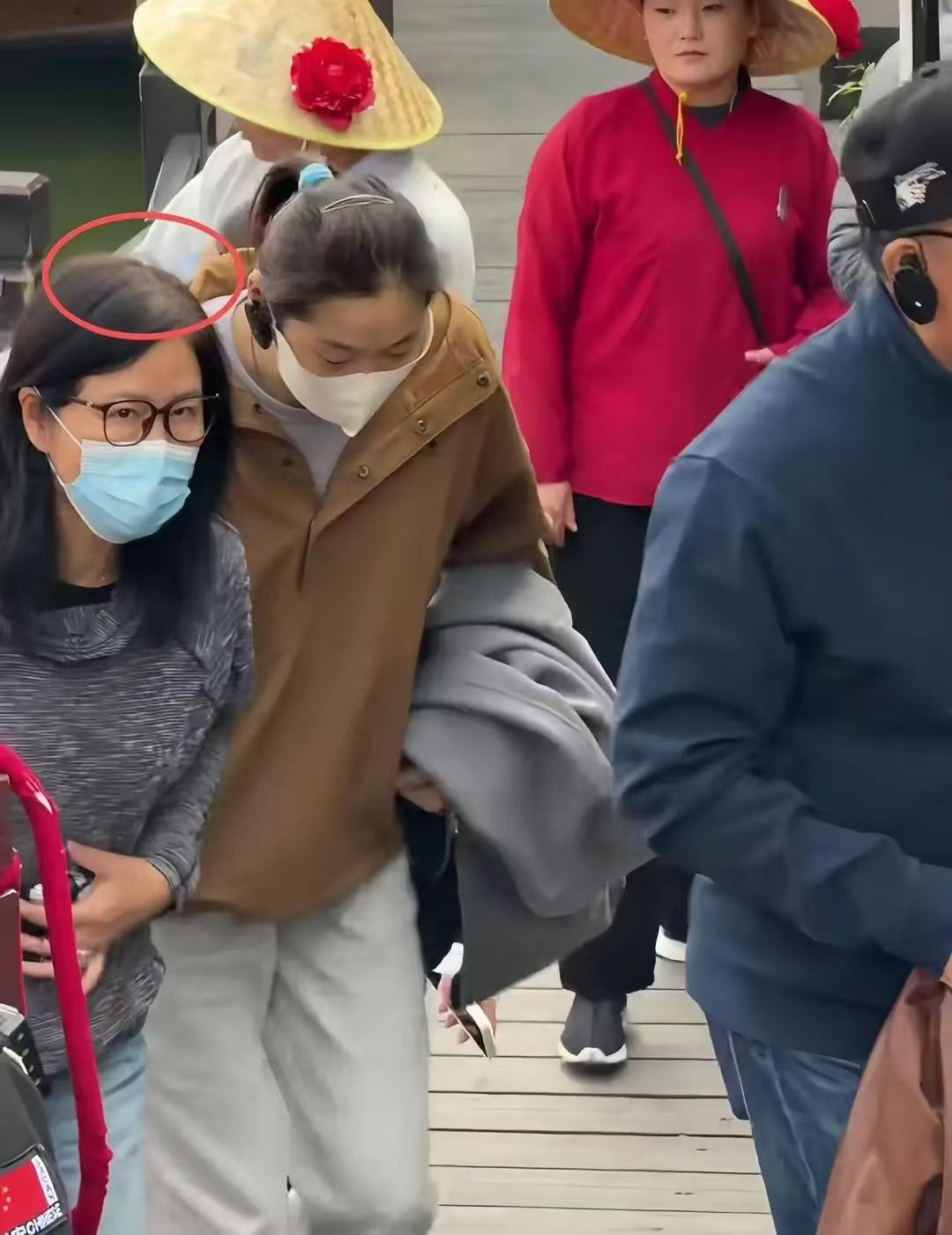 郎平“秃顶”意外曝光!一个弯腰低头照直接曝光了郎平真实状态,退役后郎平很爱美