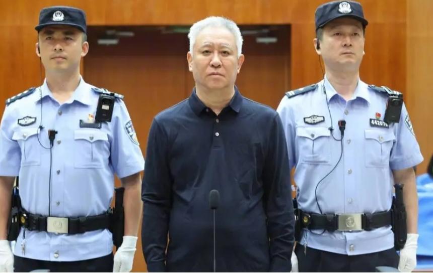 许家印满头白发，他被捉进去才三年不到，就满头白发了，这头发白得也太快了。大家觉