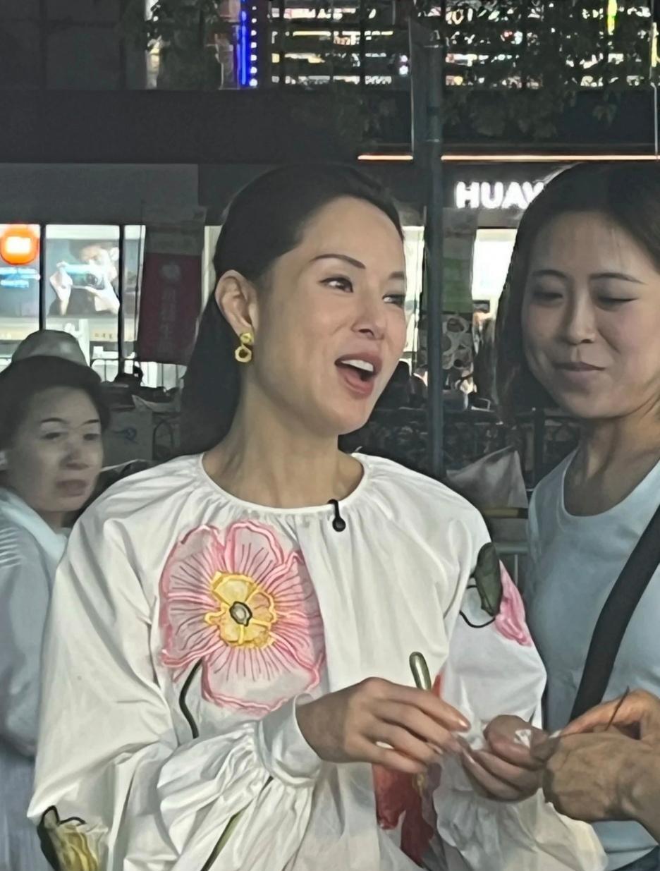 58岁李若彤在上海逛夜市，她的身材挺好的，但脸真的老了，但毕竟是女明星，还是要比