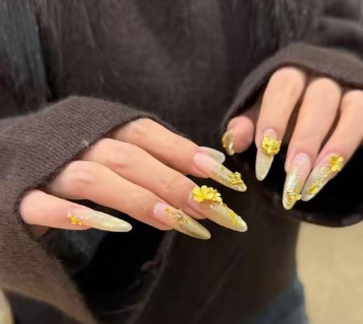 黄金己经涨价这么多了，现在已经不仅仅是用来做金项链，金手镯，现在的美女开始用黄金