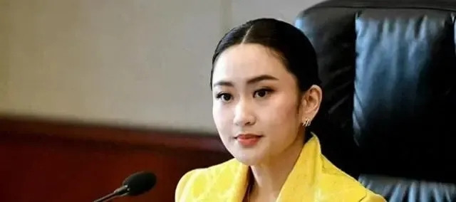 泰国前线最高军事长官向佩通坦敬礼根据《曼谷时报》7月27日的报道，泰国文化部长