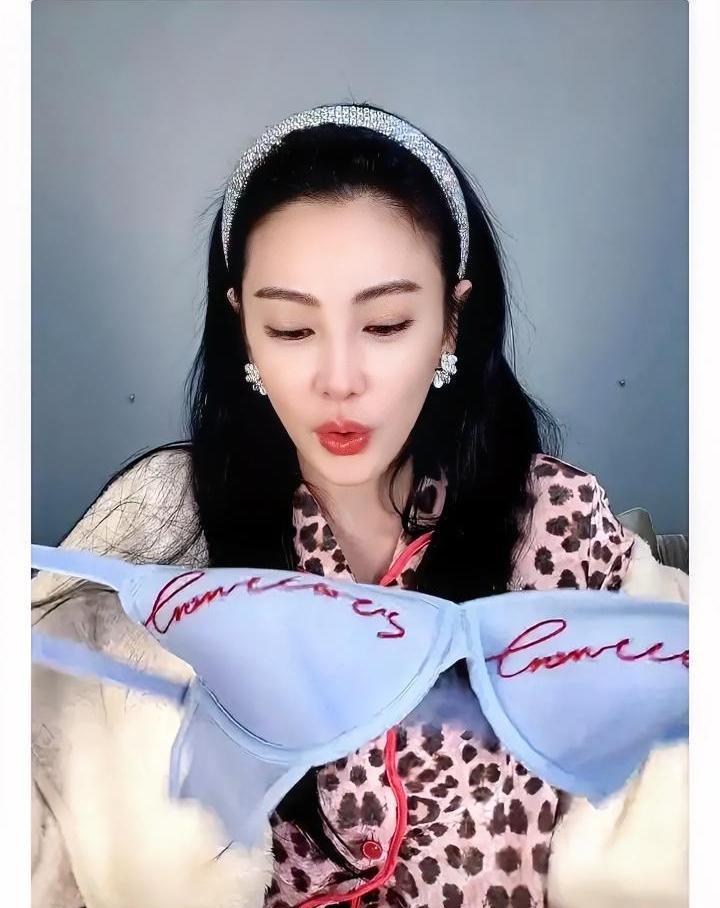 “明星直播=翻车”早看腻了，张雨绮却单场干到5000万。没喊“321上链接”，