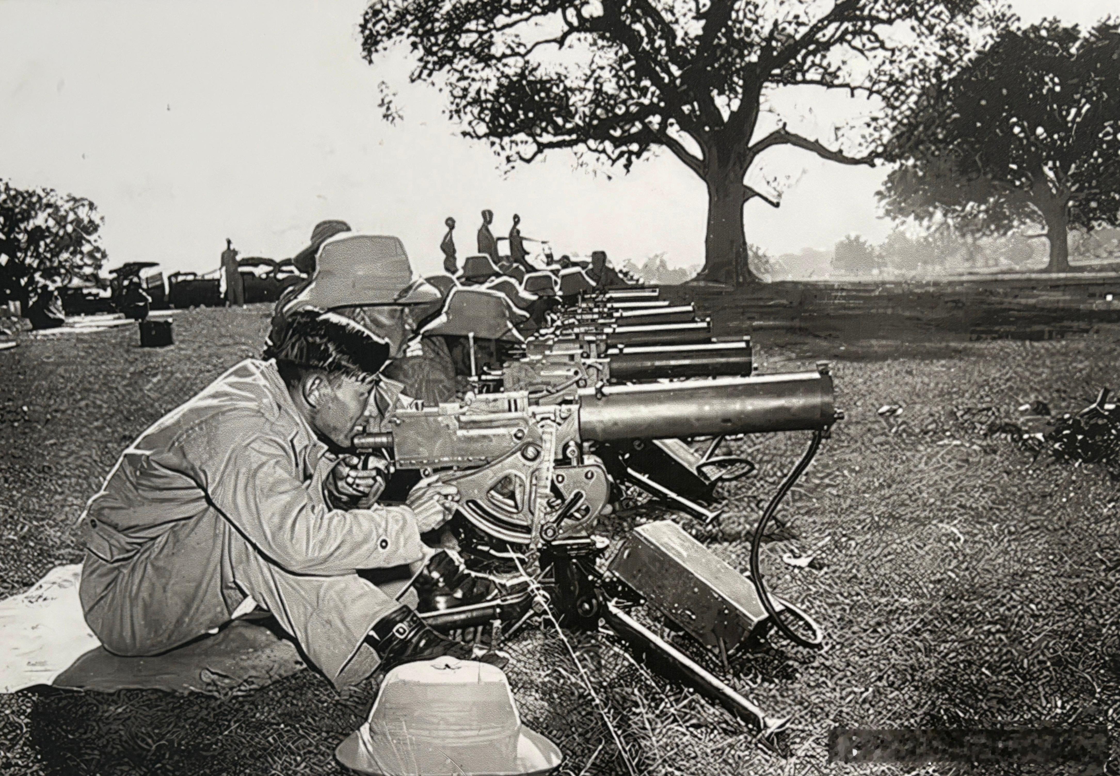 1943年11月中国驻印军军官在印度Ramgarh兰姆加训练中心练习射击勃朗宁M