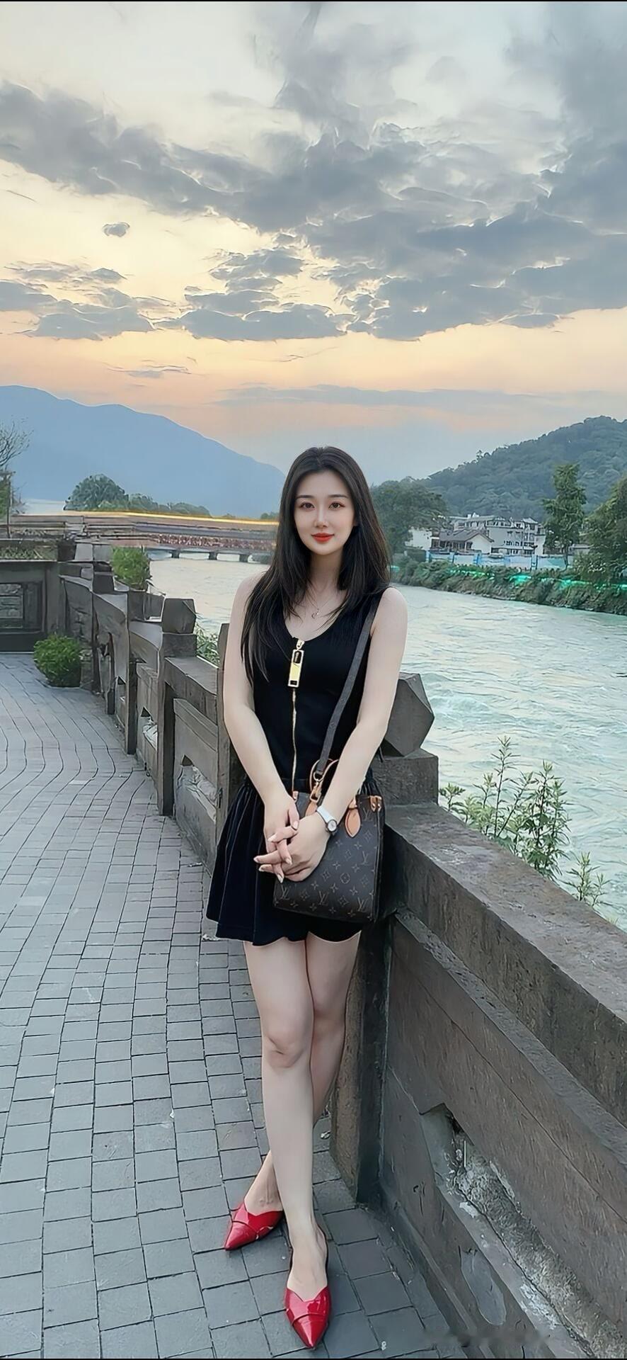 夕阳下的河畔漫步，优雅黑裙与红鞋的完美搭配漂亮小姐姐时尚穿搭