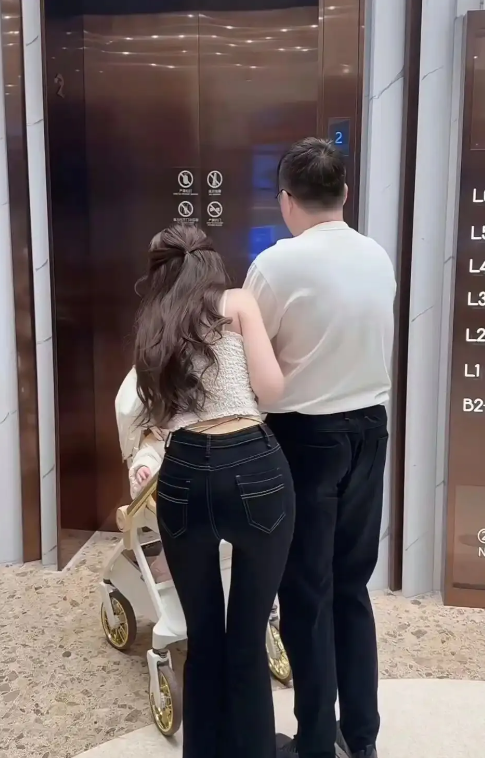 突然间发现牛仔裤真的很显身材啊！