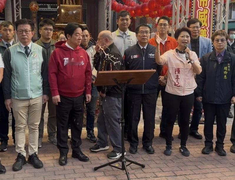 笑爆！[笑着哭]今日，在中国台湾省，美日代理的台独头目癞蛤蟆去台南拜庙，结果祀