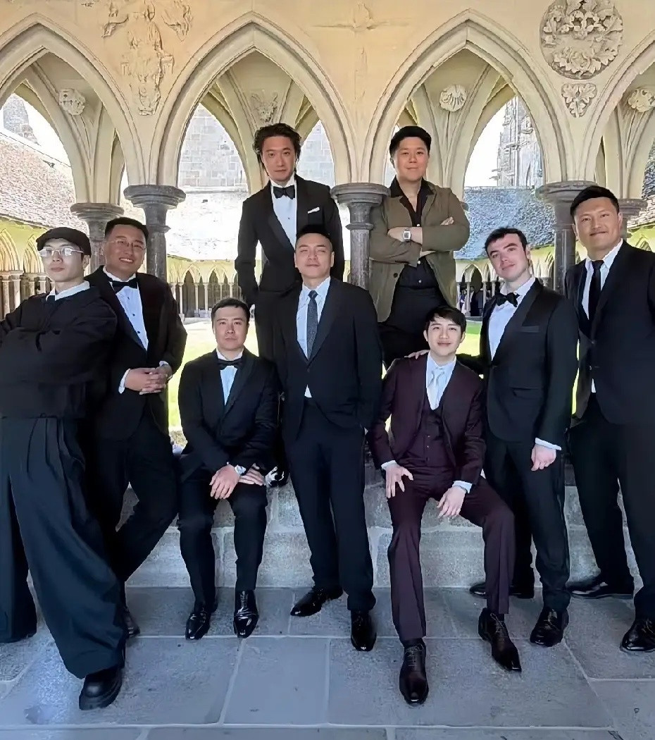 何猷君婚礼上的王嘉尔，他俩是特别好的兄弟！有一说一，王嘉尔不愧是明星，在人群中，