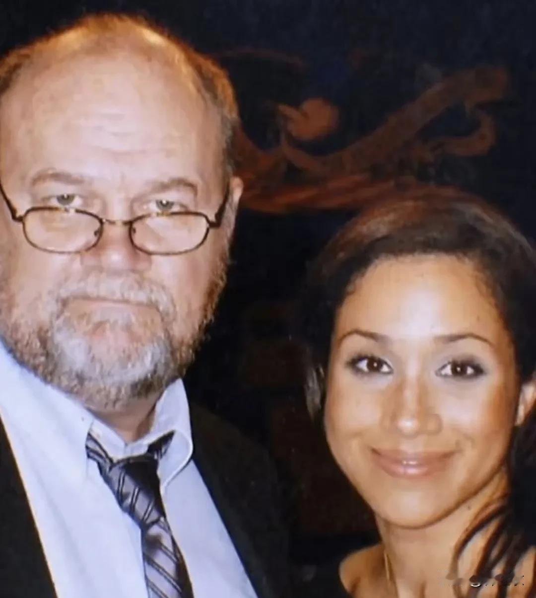 梅根爸爸是单亲爸爸，但对她倾其所有，真金白银花了几十万美金培养她。当年梅根和