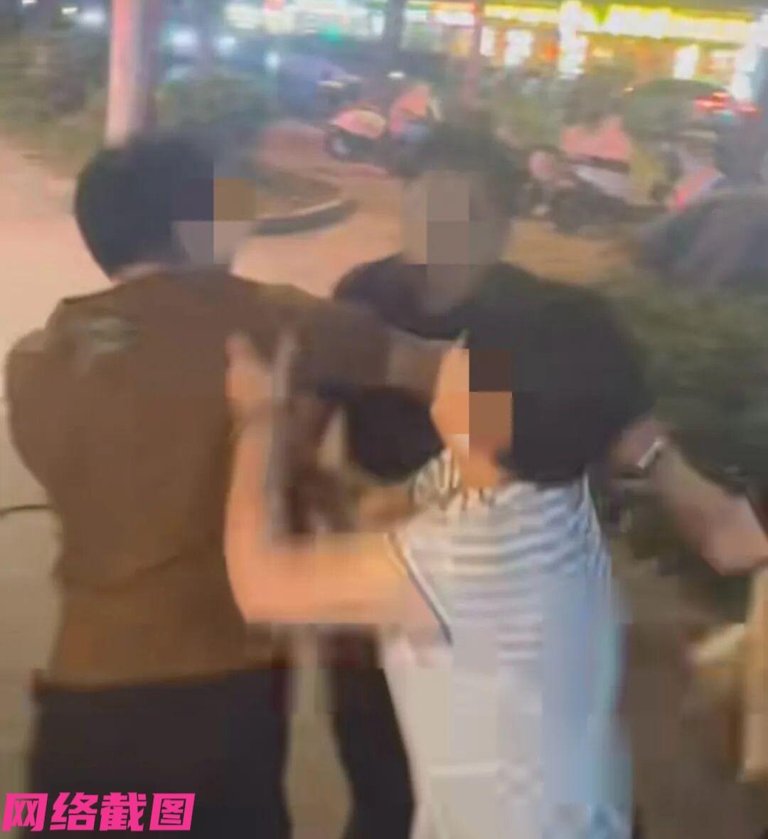 上海一家餐馆内，有男子带着自己身孕三十八周的妻子和家人吃饭，只是途中遇到有中年大