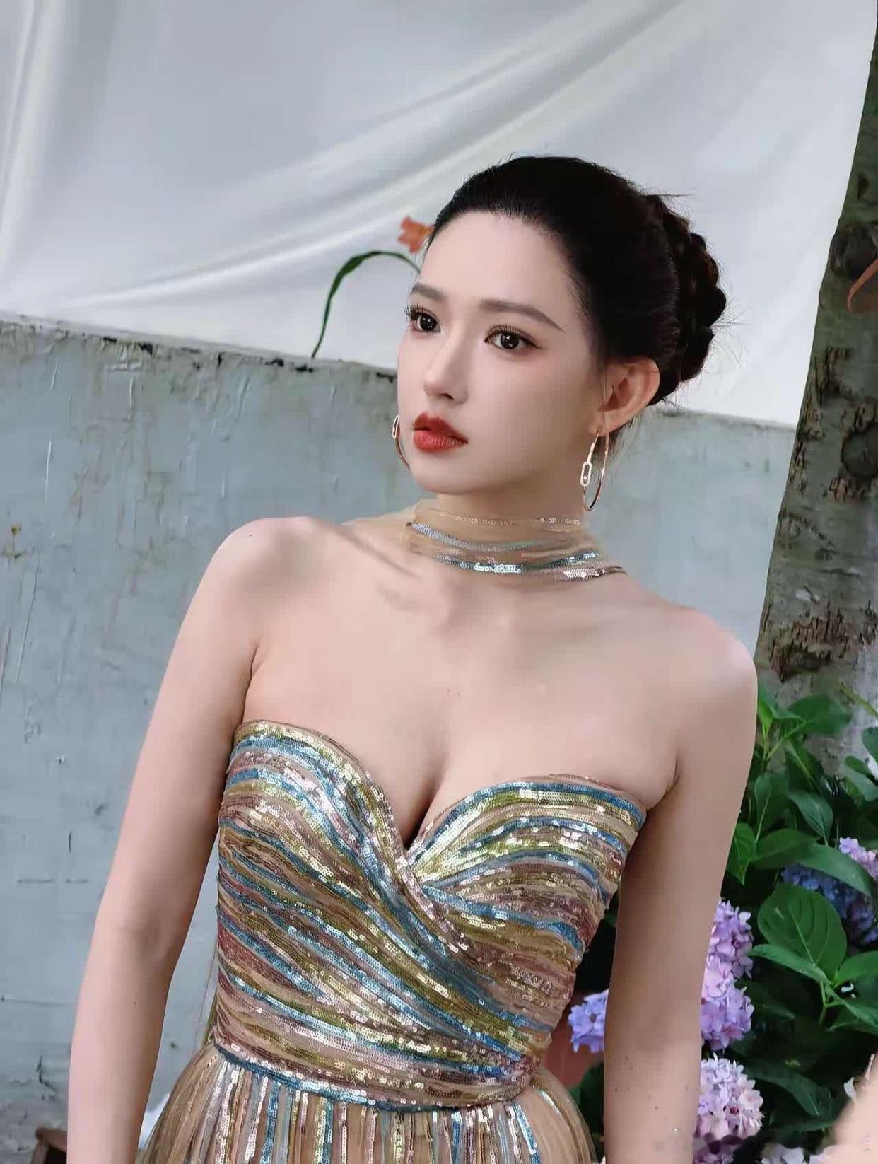 程潇穿着那条五光十色的裹胸裙，仿佛她的出现让整个宇宙都欢呼雀跃。​​​