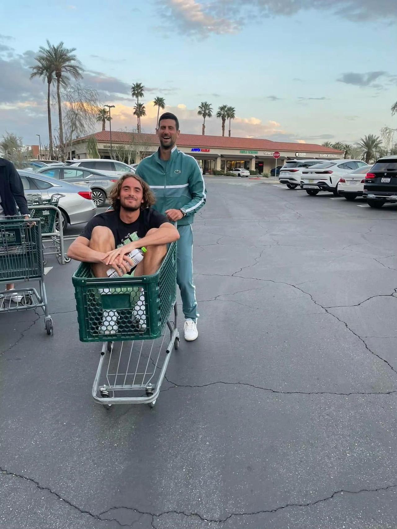 西西帕斯成为第一个与三大巨头均搭档过双打比赛的男子选手。2026年印第安维尔斯