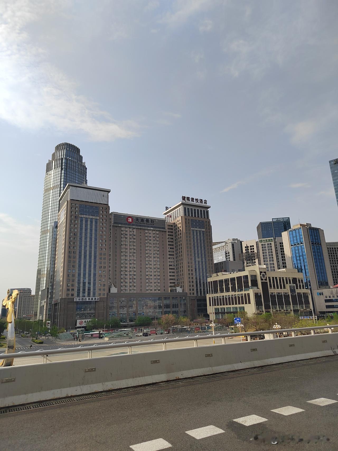 这是我们沈阳北站南广场，沈阳变化还是比较大的，我是土生土长的沈阳人，这10年沈阳