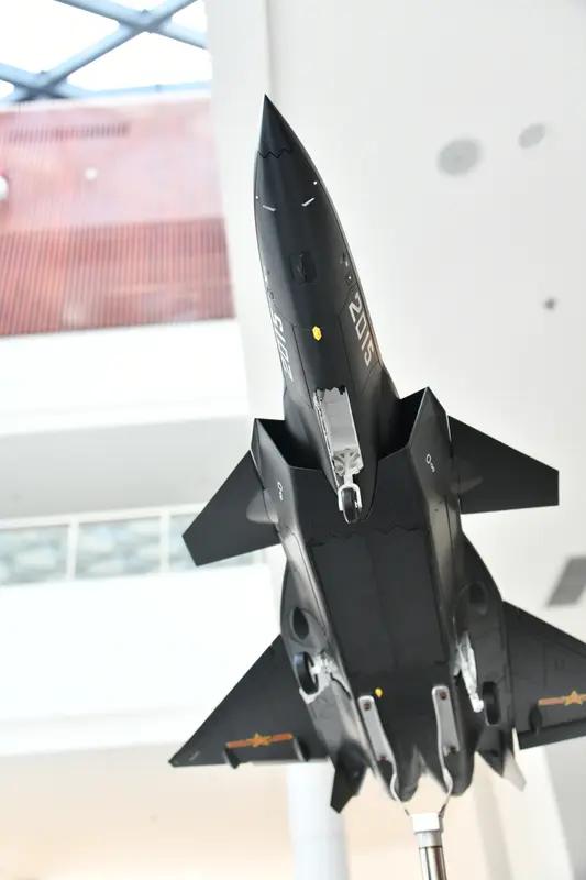 歼-35AE对比F-35优势明显。动力上，歼-35AE是双发设计，搭载两台涡扇