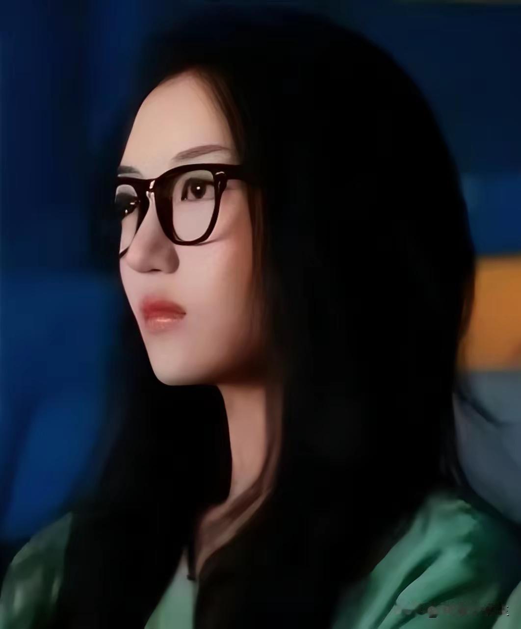 李亚鹏的小棉袄李嫣他和王菲离婚后判给了他后来李嫣留学去了他们聚少离多像大