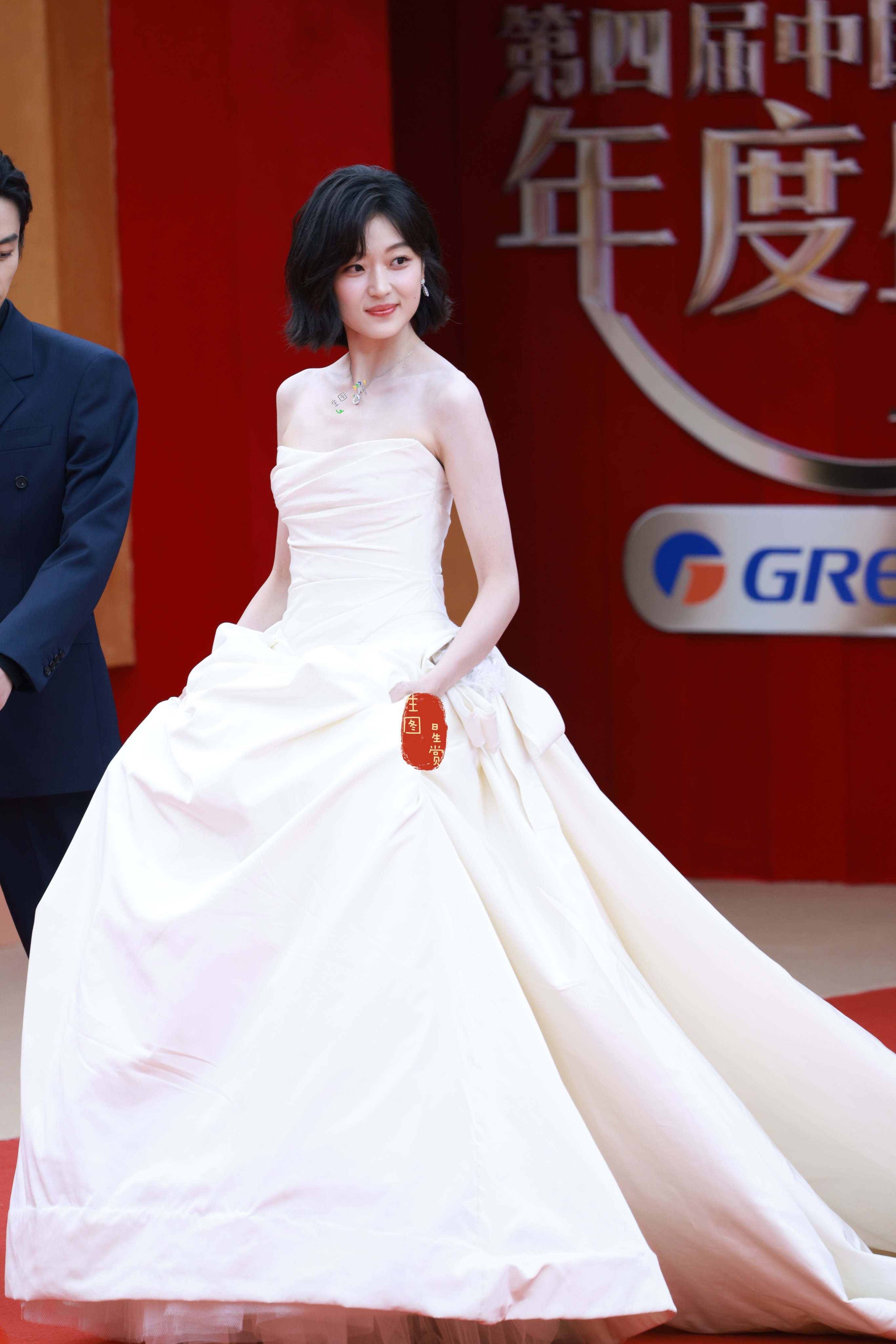 孙千cmg电视剧盛典红毯生图元气明媚感拉满的千千这次真得叫孙千妈咪了中国电视剧年