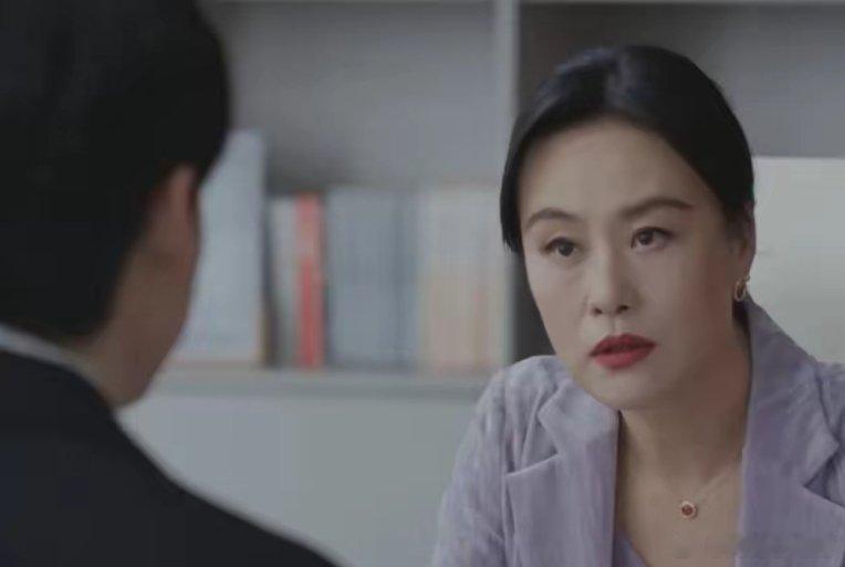 《蛮好的人生》李青青同样作为职场女性，李青青是正儿八经的上班族，并不是像邱丽苏一