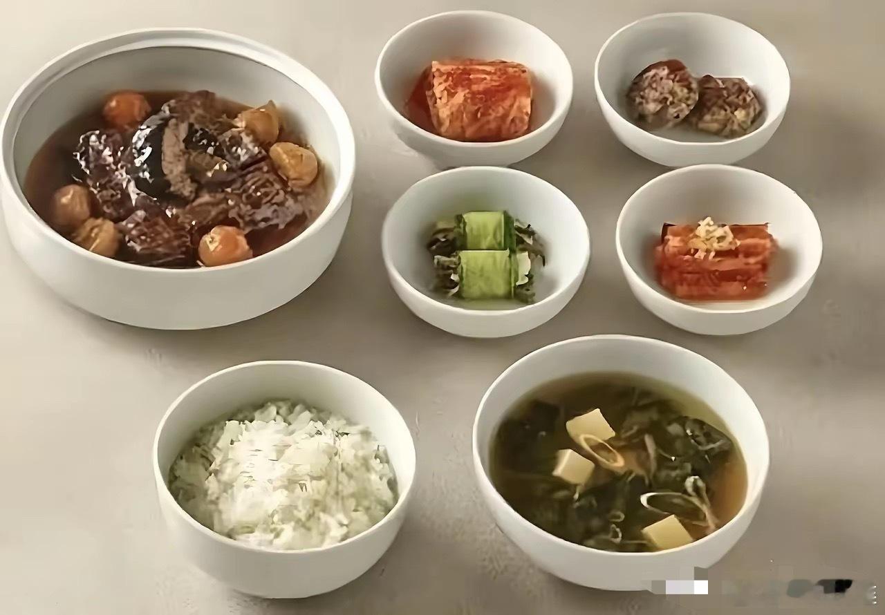 李在明用来招待特朗普的午餐有庆州大米饭、韩国泡菜、酱牛肉、沙拉、水果和例汤，其中