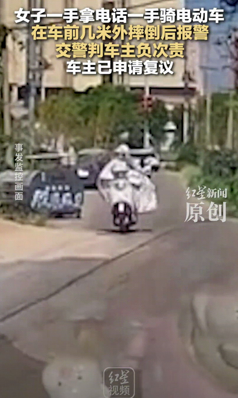 “防不胜防！”7月27日，湖北孝感，一女子一手拿电话，一手骑电车，结果，在车前几